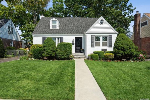 Exterior, Facade, Cape Cod
