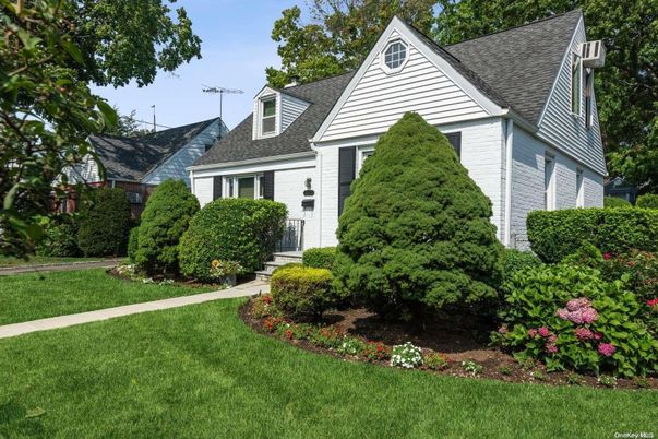 Exterior, Facade, Cape Cod