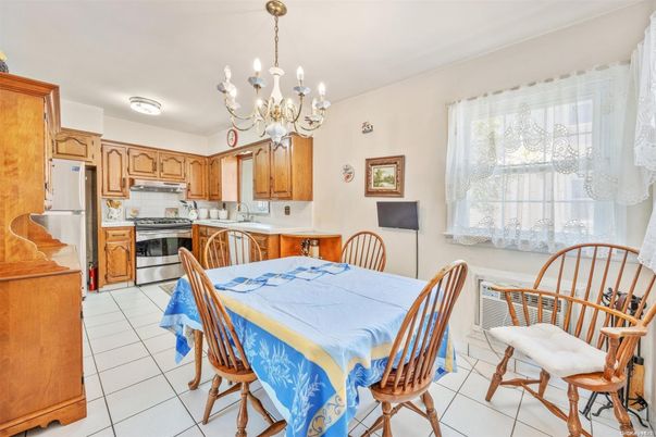 Chandelier, Dining room, Interior, Kitchen, Stainless Steel Appliances