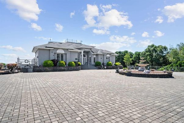 Exterior, Facade, Ranch