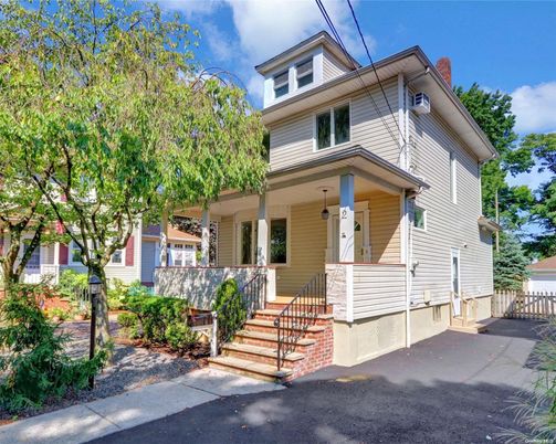 Exterior, Facade, American Foursquare
