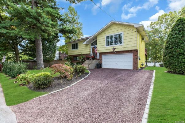 Attached, Exterior, Facade, Brick Facade, Raised Ranch