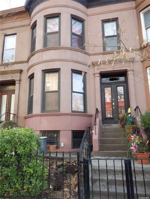 Exterior, Facade, Brownstone