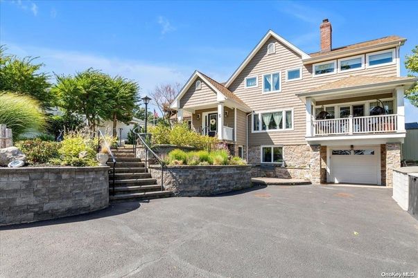 Attached, Exterior, Facade, Queen Anne Victorian