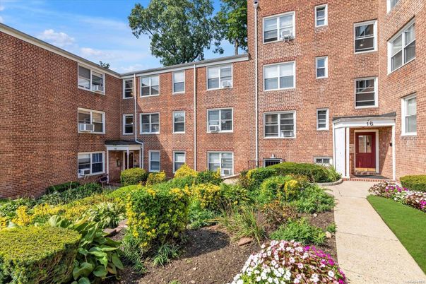 Exterior, Facade, Brick Facade, Rowhouse