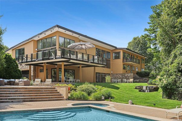 Exterior, Facade, Pool, Modern