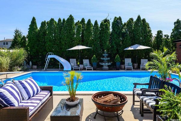 Exterior, Playground, Pool