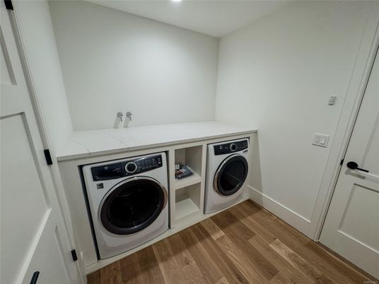 Interior, Recessed Lighting, Washer, Wood Texture Flooring