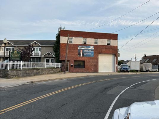 Attached, Exterior, Facade, Brick Facade, Raised Ranch