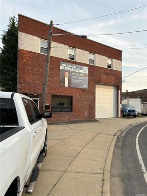 Attached, Exterior, Facade, Brick Facade, Rowhouse