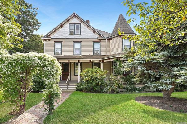 Exterior, Facade, Queen Anne Victorian