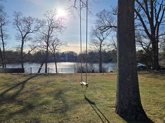 Exterior, Lake