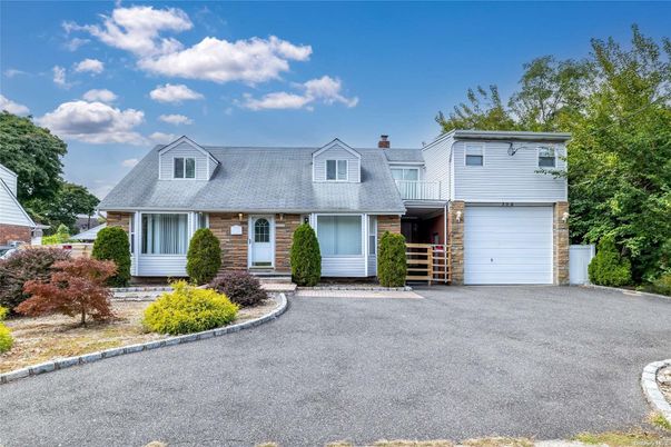 Attached, Exterior, Facade, Cape Cod