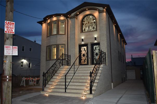 Exterior, Facade, Rowhouse