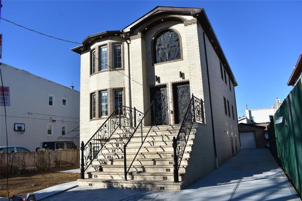 Exterior, Facade, Brick Facade, Rowhouse