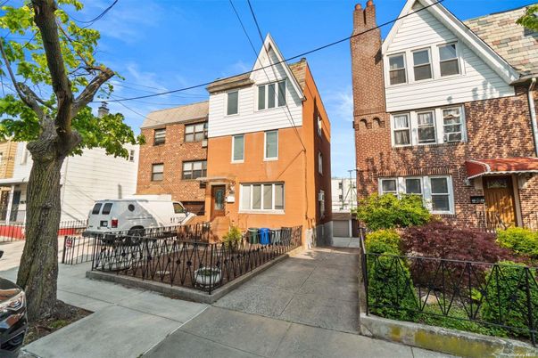 Exterior, Facade, Brick Facade, Rowhouse