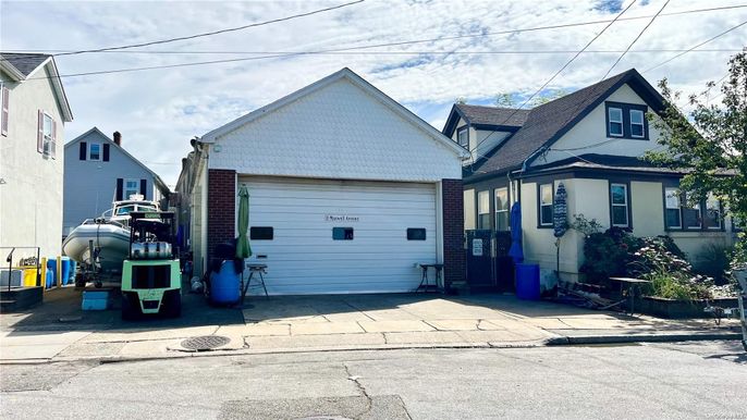 Attached, Exterior, Facade, Brick Facade, Cape Cod