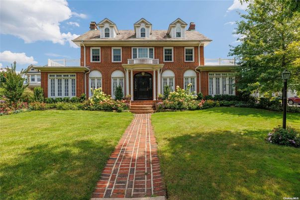 Exterior, Facade, Brick Facade, Georgian