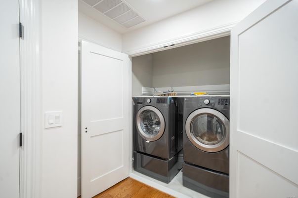 Interior, Recessed Lighting, Washer, Wood Texture Flooring