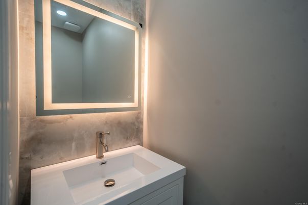 Bathroom, Interior, Recessed Lighting