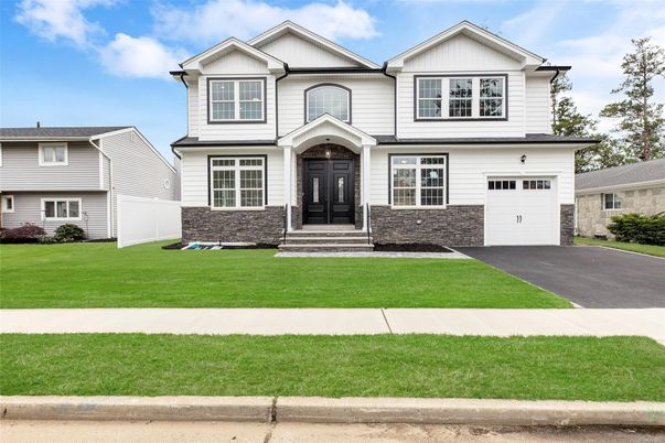 Attached, Exterior, Facade, Farmhouse