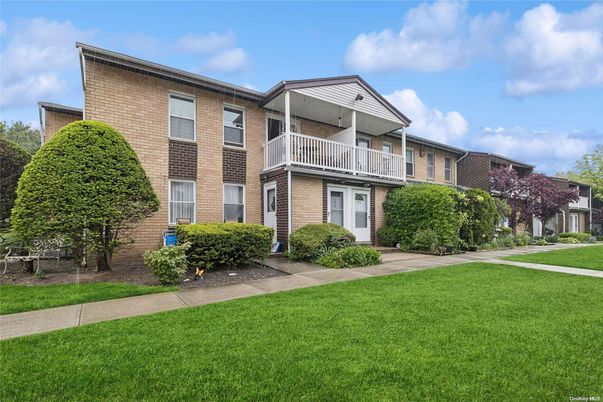 Exterior, Facade, Brick Facade, Rowhouse
