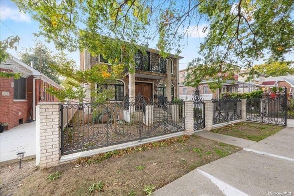 Exterior, Facade, Brick Facade, Rowhouse