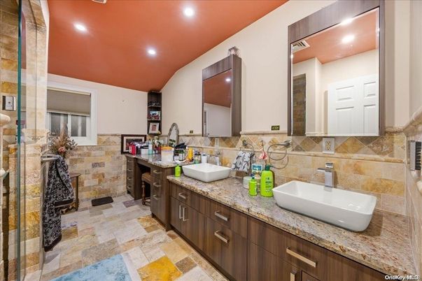 Bathroom, Dual Sink Vanities, Interior, Recessed Lighting