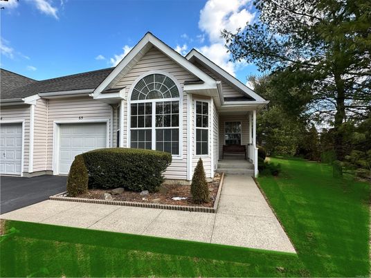 Attached, Exterior, Facade, American Craftsman