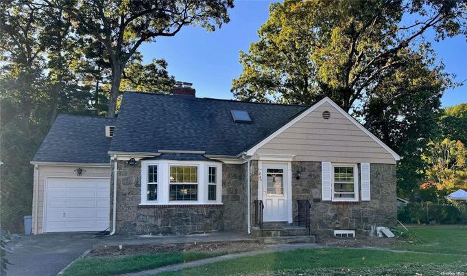 Attached, Exterior, Facade, Cape Cod