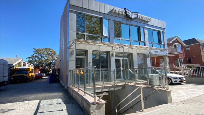 Exterior, Facade, Modern