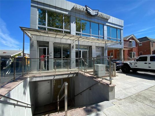 Exterior, Facade, Modern