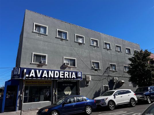 Exterior, Facade, Rowhouse