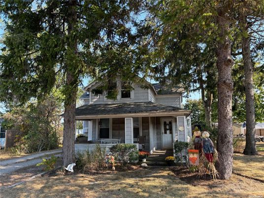 Exterior, Facade, American Foursquare