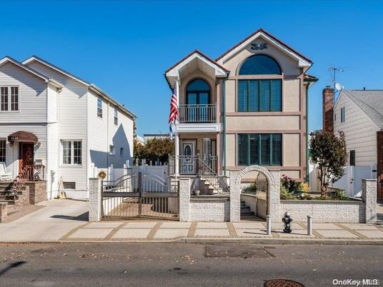 Exterior, Facade, Queen Anne Victorian
