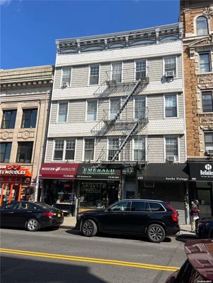 Exterior, Facade, Rowhouse