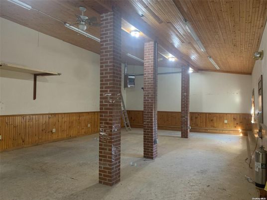 Empty room, Interior, Wooden Beams, Wooden Ceilings