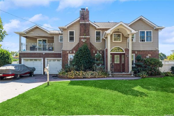 Attached, Exterior, Facade, Brick Facade, Queen Anne Victorian