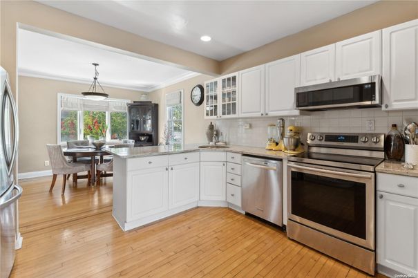 Dining room, Interior, Kitchen, Pendant Lights, Recessed Lighting, Stainless Steel Appliances, Wood Texture Flooring
