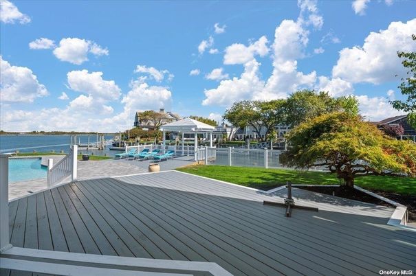 Exterior, Pool, Water