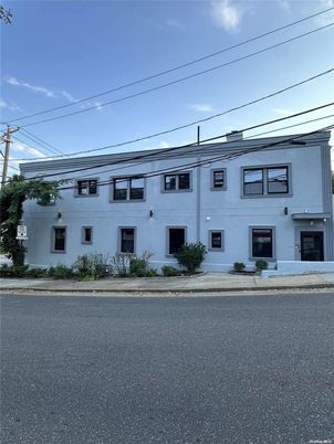 Exterior, Facade, Rowhouse