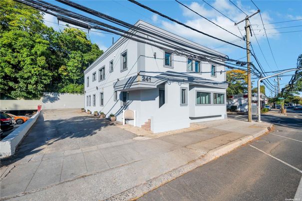 Exterior, Facade, Rowhouse
