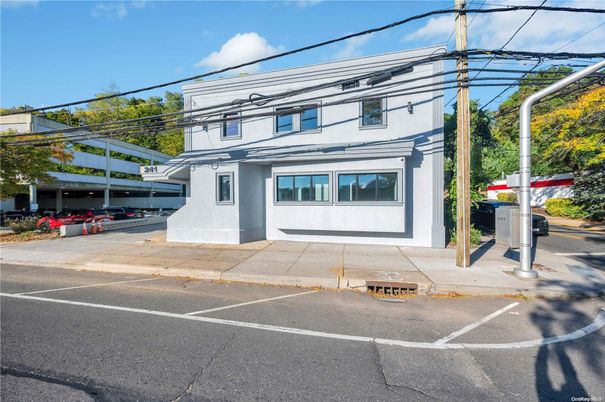 Exterior, Facade, Modern