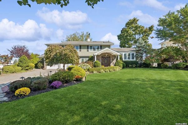 Backyard, Exterior, Facade, Brick Facade, Split Level