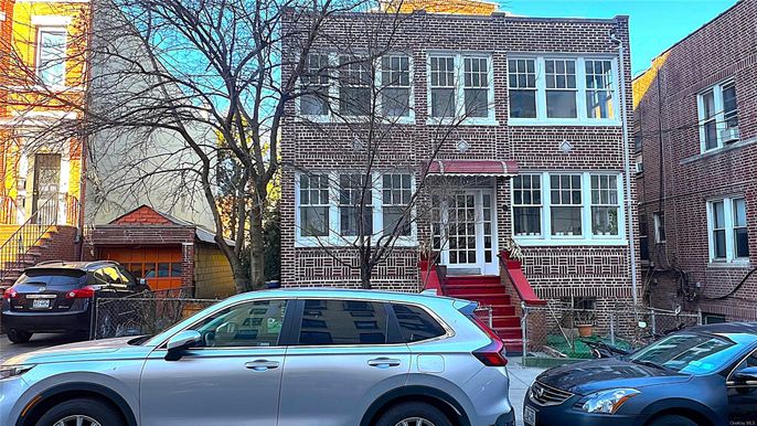 Exterior, Facade, Brick Facade, Rowhouse