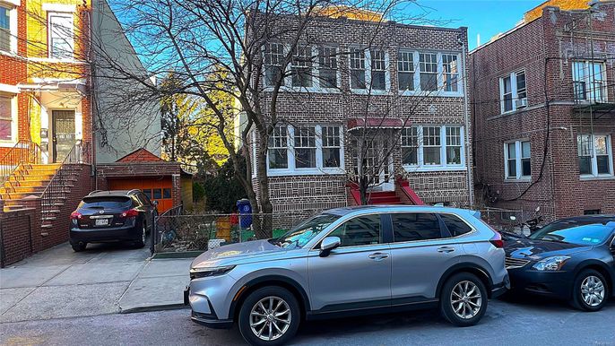 Exterior, Facade, Brick Facade, Rowhouse