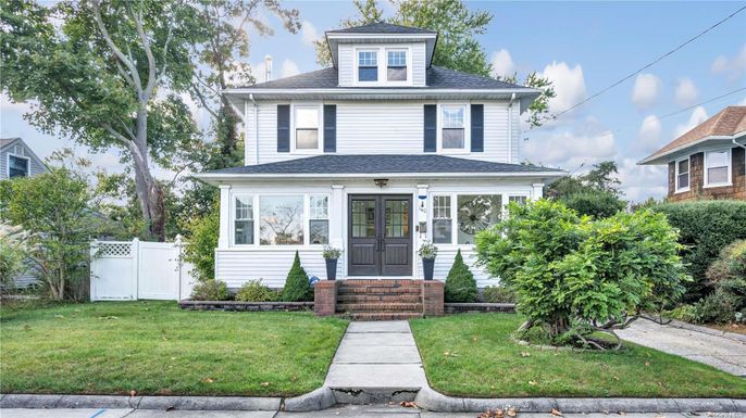 Exterior, Facade, American Foursquare