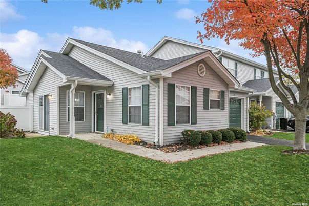Attached, Exterior, Facade, American Craftsman