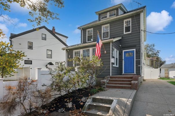 Exterior, Facade, American Foursquare