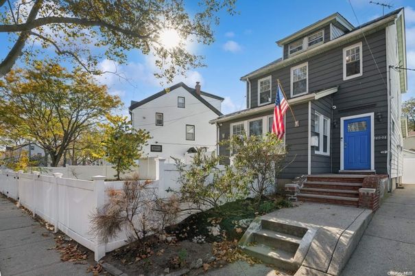 Exterior, Facade, American Foursquare